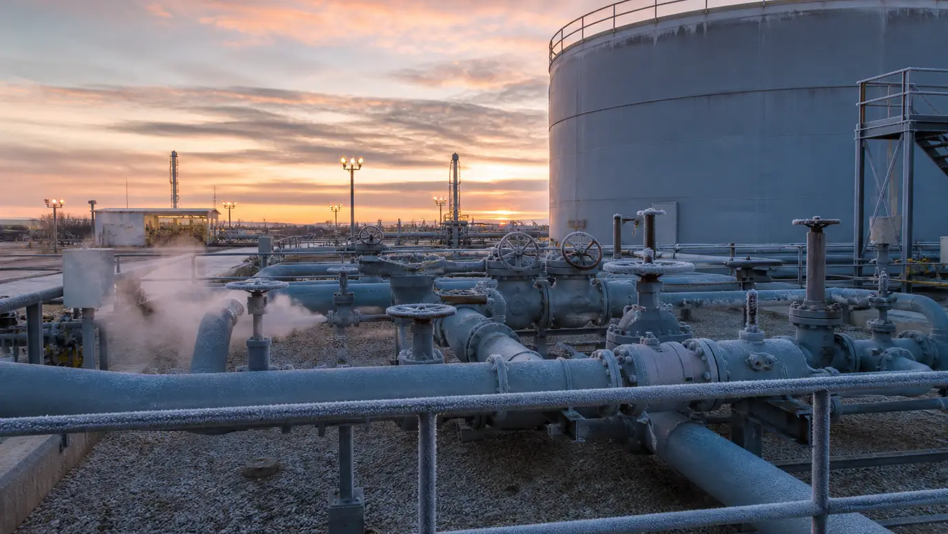 Natural Gas Futures Rise as Storage Surplus Narrows and Henry Hub Tests Winter Risk