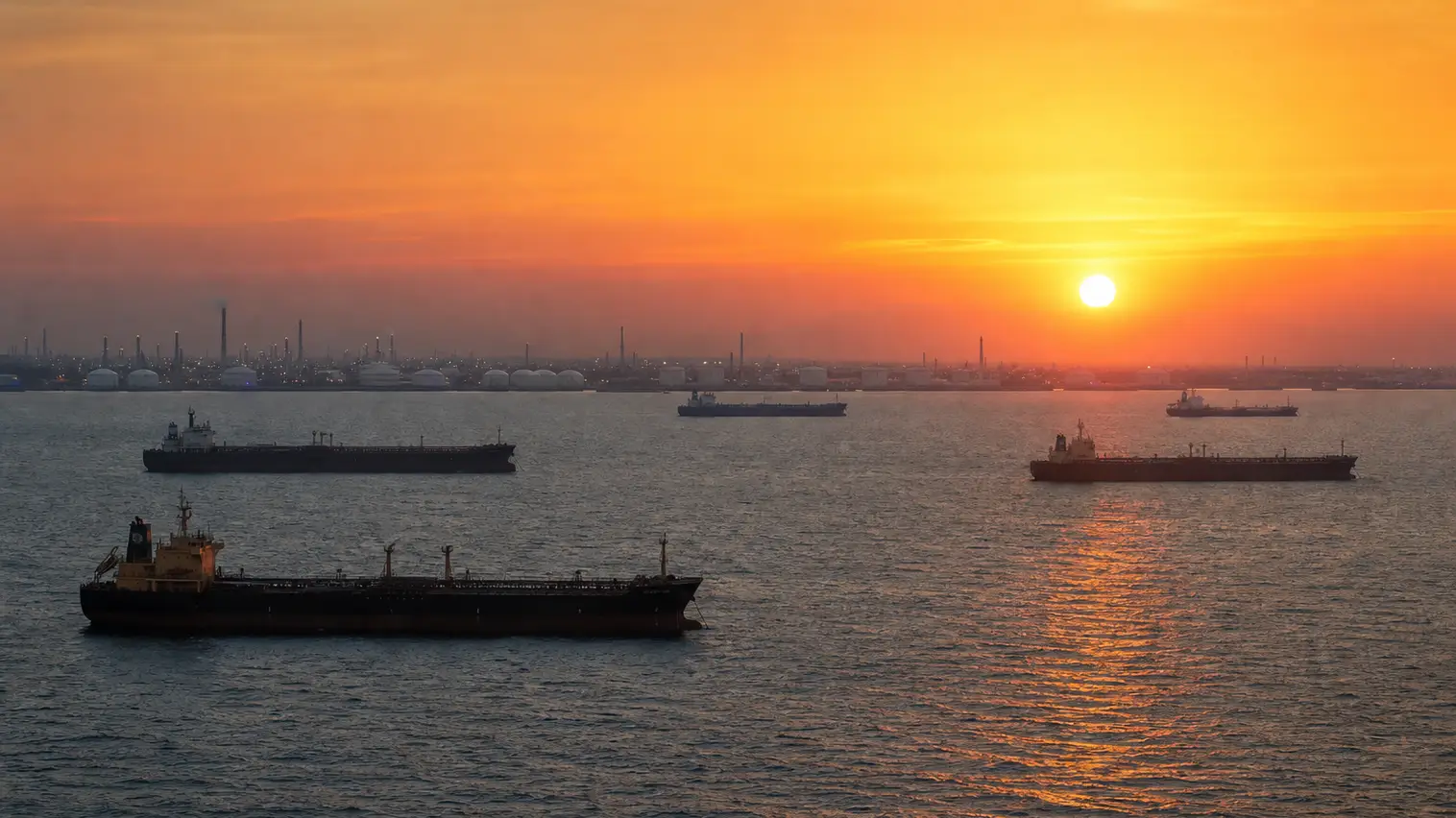 Oil Rally Accelerates as Hormuz Reopening Hopes Fade and Supply Risk Returns