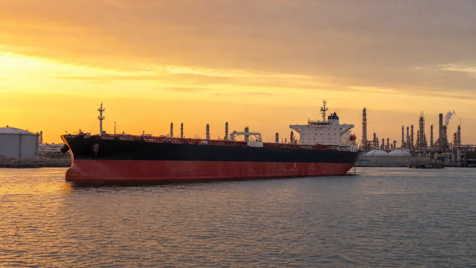 OPEC+ Weekend Test Puts Oil Market on Alert as Crude Draw Tightens the Buffer